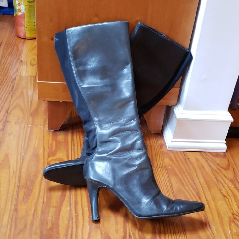 Black leather boots with a elastic backing